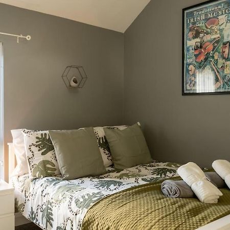Vibrant City Centre Townhouse With Free Parking Rare Outdoor Patio Belfast Eksteriør bilde