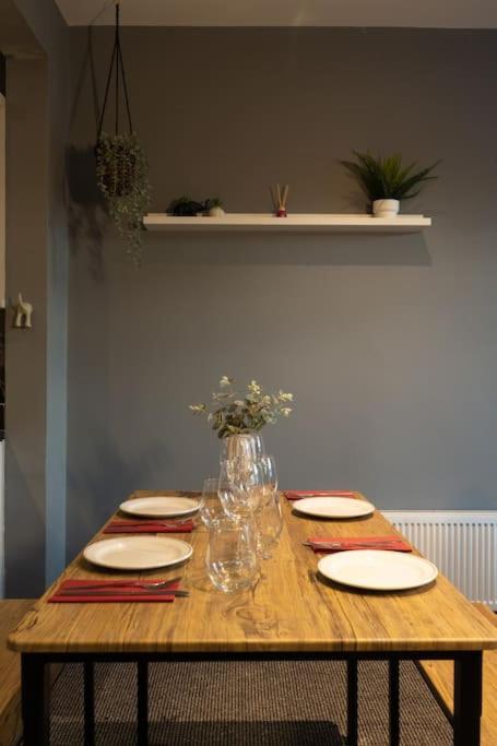 Vibrant City Centre Townhouse With Free Parking Rare Outdoor Patio Belfast Eksteriør bilde